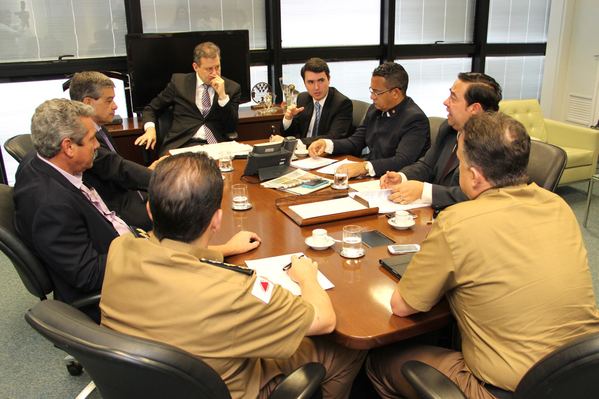 Portal de Notcias PJF | Em reunio com secretrio estadual de segurana, prefeito garante aes de combate  violncia em JF | SECOM - 11/11/2013